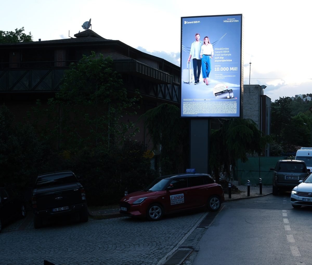 Garanti BBVA kampanyası, NOX Media dikey LED ekran